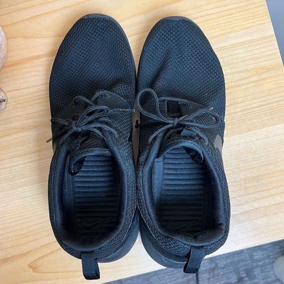 Nike Roshes - Picture 2 of 3